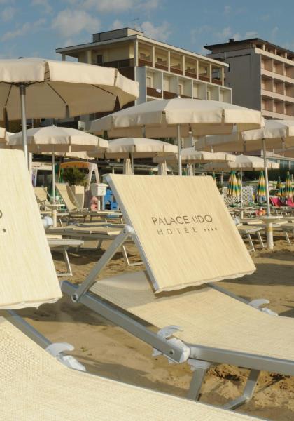 Spiaggia attrezzata del Palace Lido Hotel con lettini e ombrelloni.