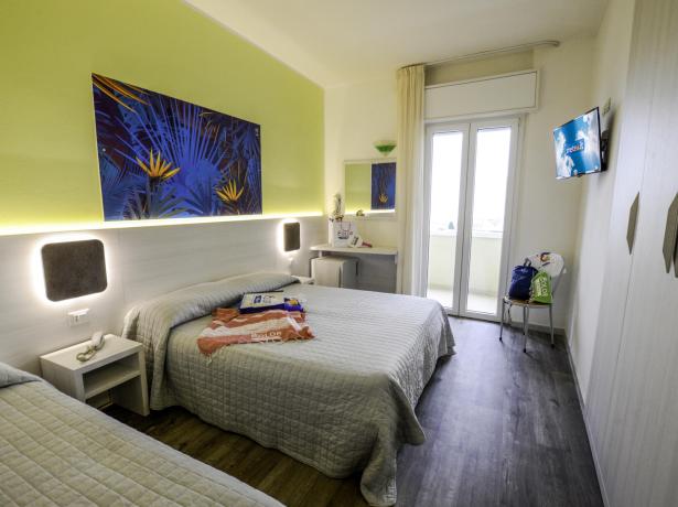 palacelidohotel it hotel-lido-di-savio-con-camera-tripla-con-letto-king-size 011