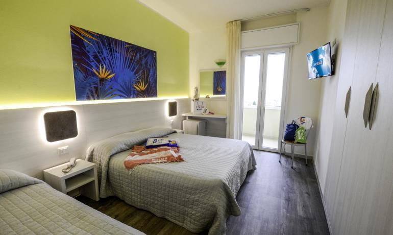 palacelidohotel it hotel-lido-di-savio-con-camera-tripla-con-letto-king-size 004
