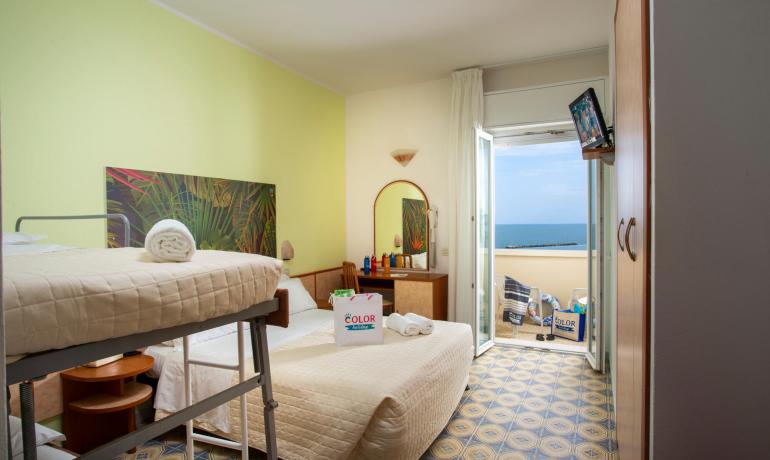 Camera con vista mare, letto a castello e balcone.