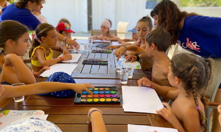 Enfants peignant ensemble lors d'un cours d'art en plein air.