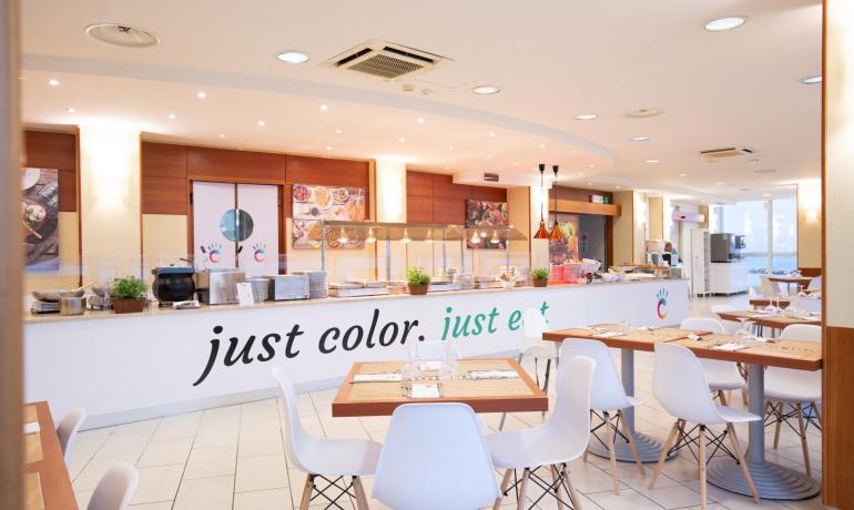 Ristorante moderno con design luminoso e accogliente.
