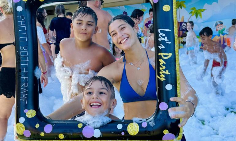 Festa di schiuma all'aperto con cornice fotografica.
