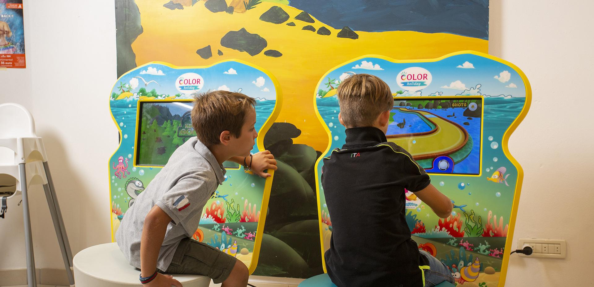 Area giochi per bambini con scivolo giallo e recinto colorato.