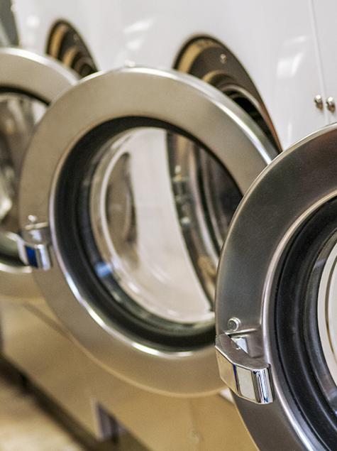File di lavatrici in acciaio, evocano ordine e pulizia.