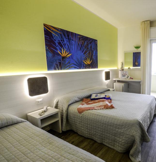 Camera accogliente, luminosa, con arredi moderni e un'atmosfera rilassante.